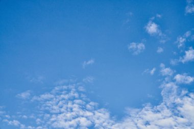 Güneşli bir günde bulutlu güzel mavi gökyüzü