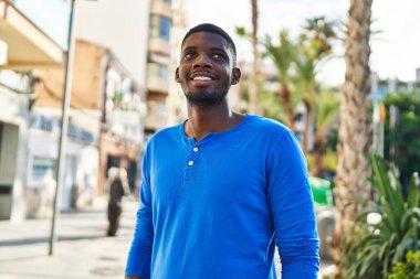 Genç Afro-Amerikan adam gülümsüyor. Kendine güveniyor.