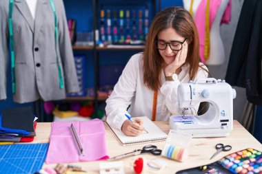 Genç bayan terzi dikiş atölyesinde kendine güvenen bir yazar.