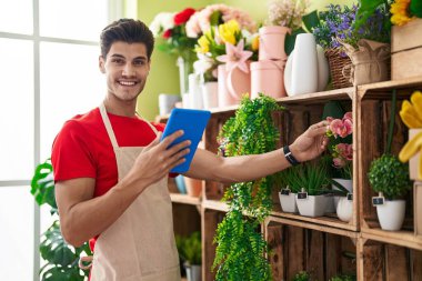 Çiçekçide dokunmatik ped kullanan İspanyol bir çiçekçi.