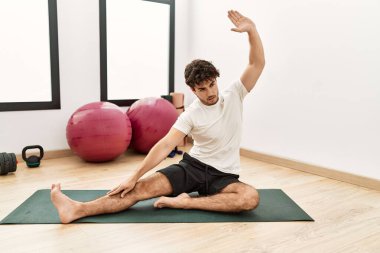 Genç İspanyol adam spor merkezinde geriniyor.