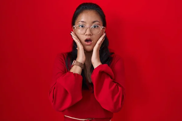 Asian Young Woman Standing Red Background Afraid Shocked Surprise Amazed —  Fotos de Stock