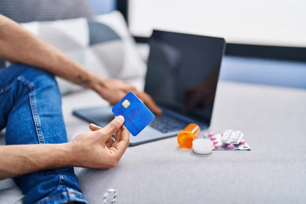 Young Hispanic Man Using Laptop Credit Card Sitting Sofa Home — Stockfoto