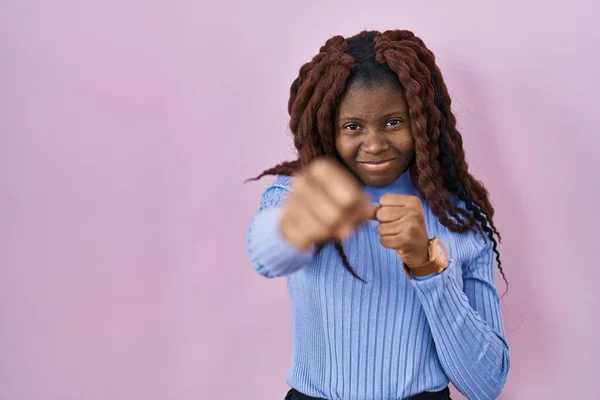 Африканская Женщина Стоящая Розовом Фоне Бьет Кулаком Драку Агрессивное Злое — стоковое фото