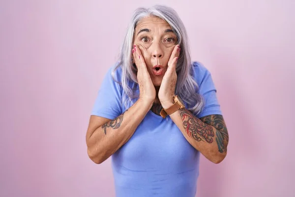 Middle Age Woman Tattoos Standing Pink Background Afraid Shocked Surprise — Φωτογραφία Αρχείου