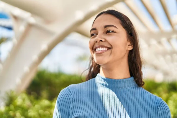 年轻的非洲裔美国女人自信地站在公园里微笑 — 图库照片