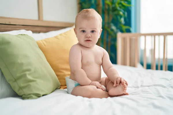 Schattige Blanke Baby Zittend Bed Met Ontspannen Uitdrukking Slaapkamer — Stockfoto