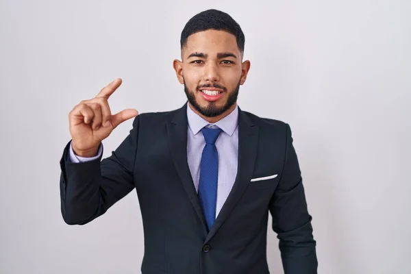 Junger Hispanischer Mann Businessanzug Und Krawatte Lächelnd Und Selbstbewusst Gestikulierend — Stockfoto