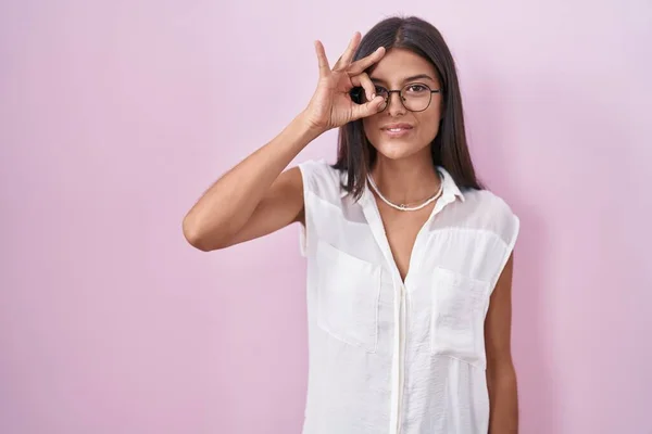 Brunette Young Woman Standing Pink Background Wearing Glasses Doing Gesture — Stockfoto