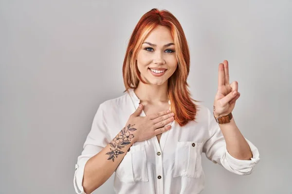 Młoda Kaukaska Kobieta Stojąca Nad Odizolowanym Tłem Uśmiechająca Się Ręką — Zdjęcie stockowe