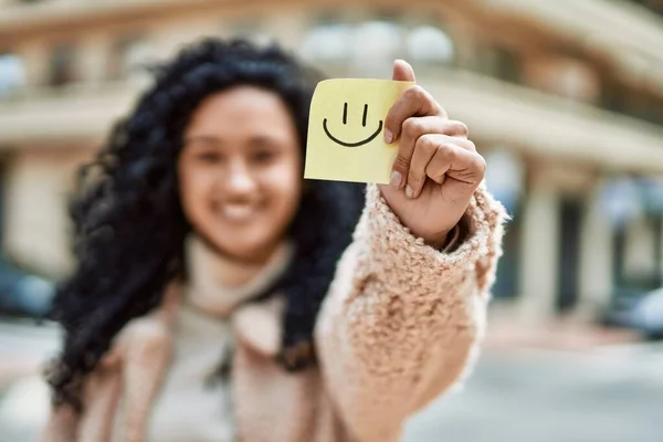 Young Hispanic Woman Smiling Confident Holding Smile Reminder Street — ストック写真