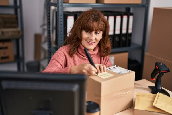 Mujer Mediana Edad Comercio Electrónico Trabajador Negocios Escribiendo Paquete Oficina —  Fotos de Stock