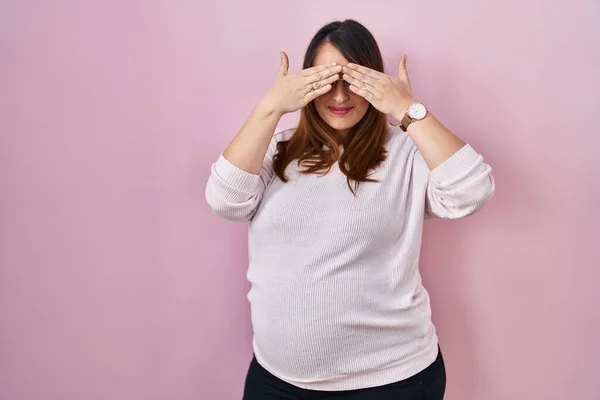 Pregnant Woman Standing Pink Background Covering Eyes Hands Smiling Cheerful — Stock Photo, Image