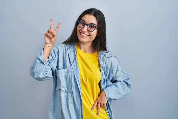Young Hispanic Woman Standing Blue Background Smiling Looking Camera Showing — Stock Photo, Image