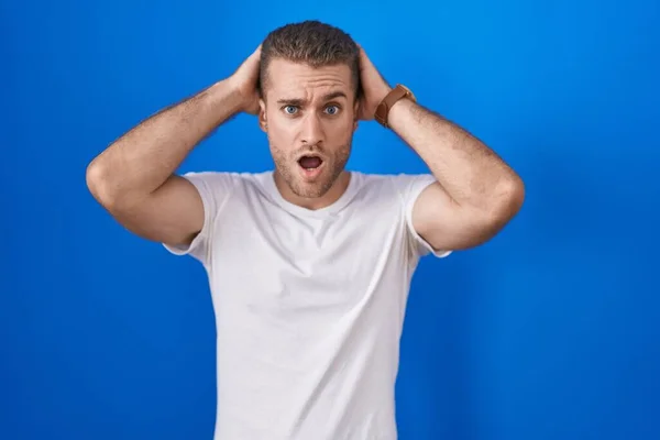 Young Caucasian Man Standing Blue Background Crazy Scared Hands Head — Stock Photo, Image