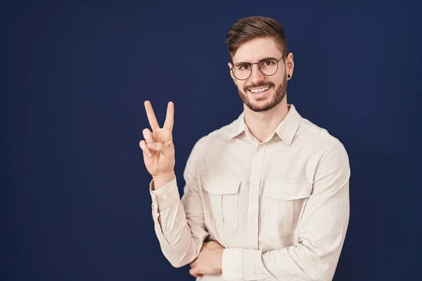 Homem Hispânico Com Barba Sobre Fundo Azul Sorrindo Com Rosto — Fotografia de Stock