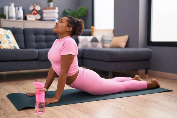 African American Woman Smiling Confident Training Yoga Home — ストック写真