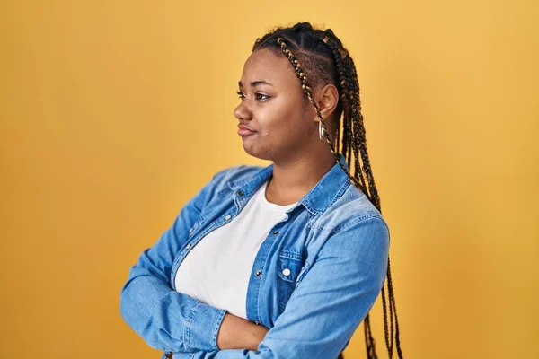 African American Woman Braids Standing Yellow Background Looking Side Arms — Stockfoto
