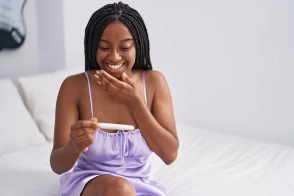 Αφροαμερικανή Γυναίκα Που Κρατά Τεστ Εγκυμοσύνης Κάθεται Στο Κρεβάτι Στο — Φωτογραφία Αρχείου