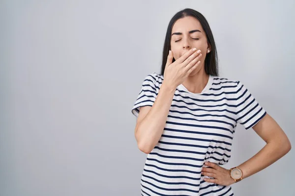 縞模様のTシャツを着た若いブルネットの女性は 手で口を覆い疲れてあくびを退屈させた 落ち着きもなく眠気もなく — ストック写真