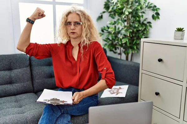 Middle Age Psychologist Woman Consultation Office Strong Person Showing Arm — Stock Photo, Image