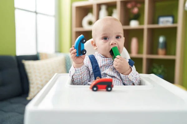 Liebenswert Kaukasischen Baby Saugen Auto Spielzeug Sitzt Auf Hochstuhl Hause — Stockfoto