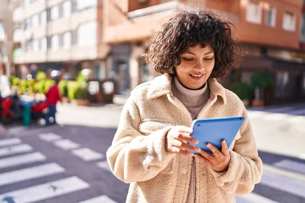 Jovem Bela Mulher Hispânica Sorrindo Confiante Usando Touchpad Rua — Fotografia de Stock
