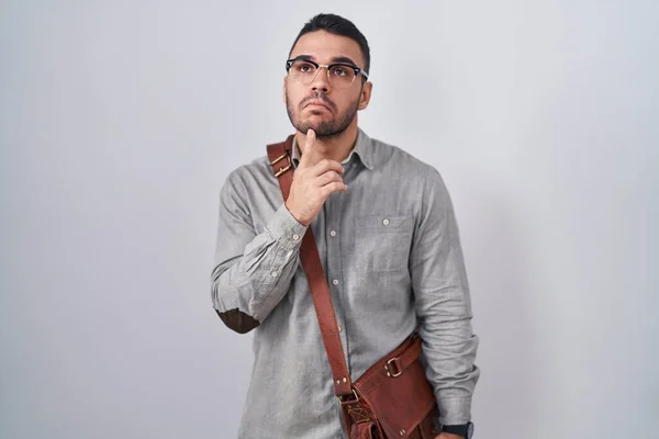 Young Hispanic Man Wearing Suitcase Thinking Concentrated Doubt Finger Chin — Photo