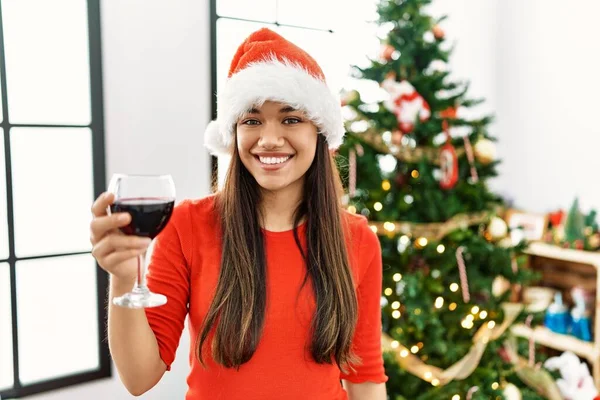 Junge Lateinamerikanerin Trinkt Hause Wein Weihnachtsbaum — Stockfoto