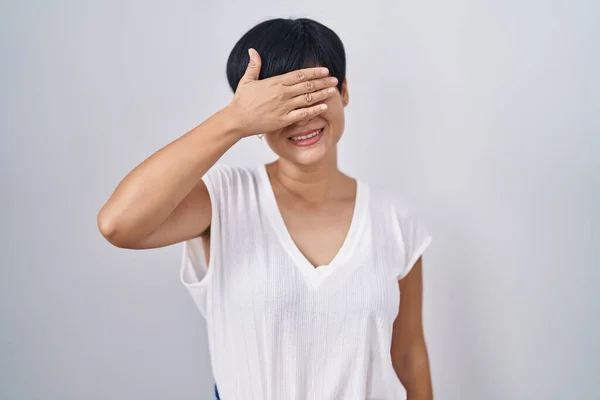 Young Asian Woman Short Hair Standing Isolated Background Smiling Laughing — Foto Stock