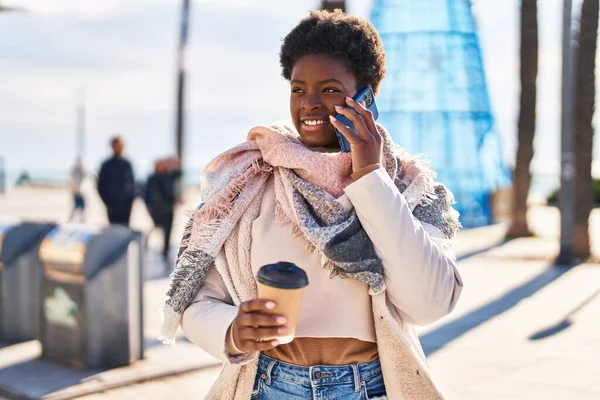 Afrikaans Amerikaanse Vrouw Praten Smartphone Het Drinken Van Koffie Straat — Stockfoto