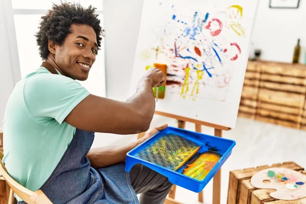 若いアフリカ系アメリカ人のアーティストがアートスタジオでペイントローラーを使って描く — ストック写真