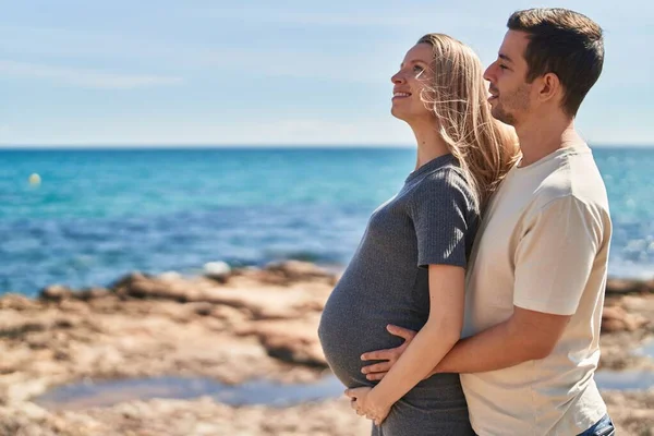 Mies Nainen Pari Halaavat Toisiaan Odottaa Vauva Meren Rannalla — kuvapankkivalokuva