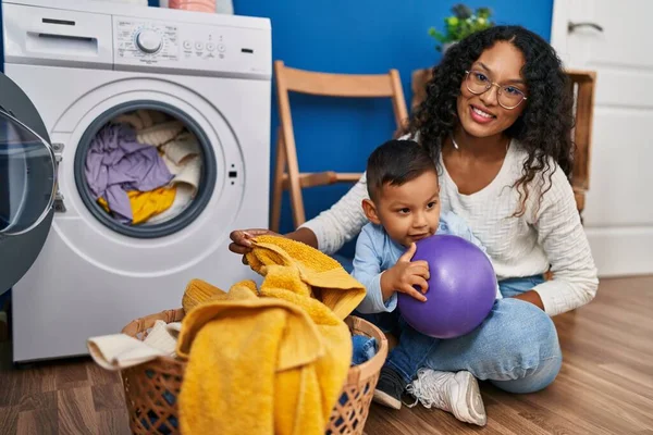 Mother Son Smiling Confident Washing Clothes Laundry Room — Zdjęcie stockowe
