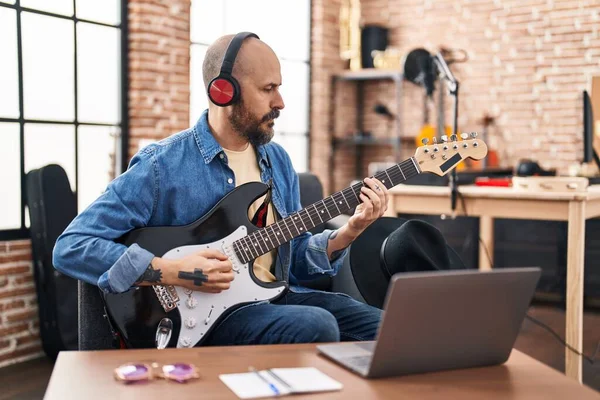 Young Bald Man Musician Having Online Electrical Guitar Lesson Music — Fotografia de Stock