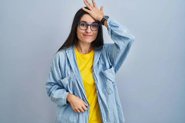 Young Hispanic Woman Standing Blue Background Surprised Hand Head Mistake — Photo