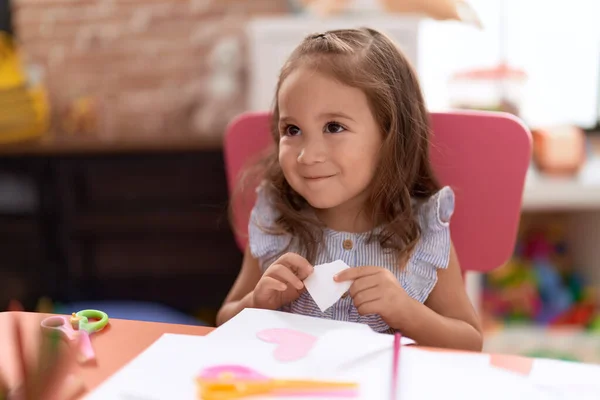 Adorable Hispanic Girl Student Sitting Table Cutting Paper Kindergarten — Zdjęcie stockowe
