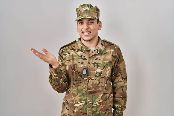Fiatal Arab Férfi Álcázott Katonai Egyenruhában Vidám Mosollyal Tenyérrel Mutogatva — Stock Fotó