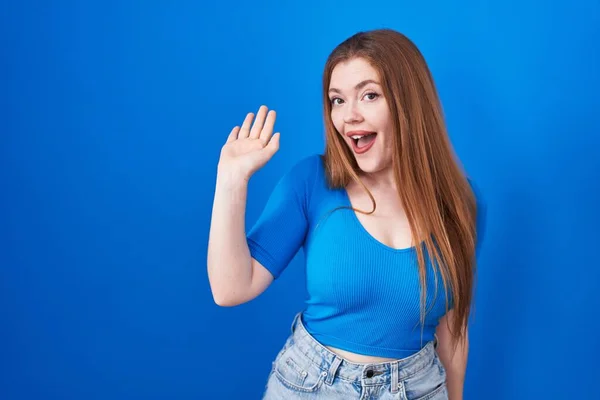 Redhead Woman Standing Blue Background Waiving Saying Hello Happy Smiling — Stock Photo, Image