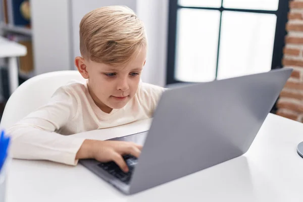 Estudante Adorável Criança Usando Laptop Sentado Mesa Sala Aula — Fotografia de Stock