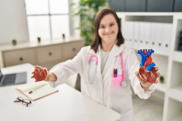 Downs Syndrom Kvinna Bär Läkare Uniform Innehar Anatomisk Modell Hjärtat — Stockfoto