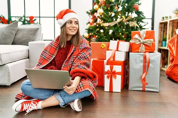 Jovem Hispânica Usando Laptop Sentado Árvore Natal Casa — Fotografia de Stock