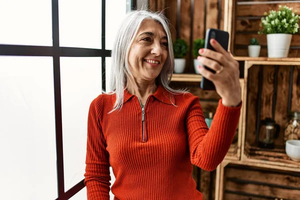 Grauhaarige Frau Mittleren Alters Lächelt Selbstbewusst Bei Videoanruf Hause — Stockfoto
