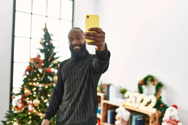 Jovem Afro Americano Faz Selfie Pelo Smartphone Junto Árvore Natal — Fotografia de Stock