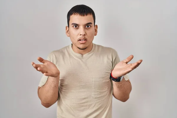 Mladý Arabský Muž Neformální Tričko Bezradný Zmatený Otevřenou Náručí Netuším — Stock fotografie