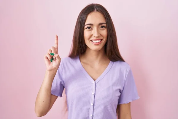 Young Hispanic Woman Long Hair Standing Pink Background Showing Pointing — Fotografia de Stock