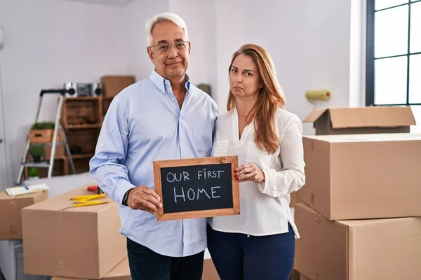 Middle Age Hispanic Couple Moving New Home Holding Banner Relaxed — Foto Stock
