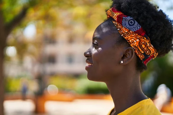 Молодая Африканская Американка Улыбается Уверенно Глядя Сторону Парка — стоковое фото