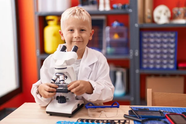 Αξιολάτρευτο Παιδί Φοιτητής Χρησιμοποιώντας Μικροσκόπιο Στέκεται Στην Τάξη — Φωτογραφία Αρχείου