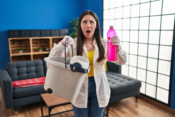 Young Latin Woman Cleaning House Angry Mad Screaming Frustrated Furious — Stockfoto